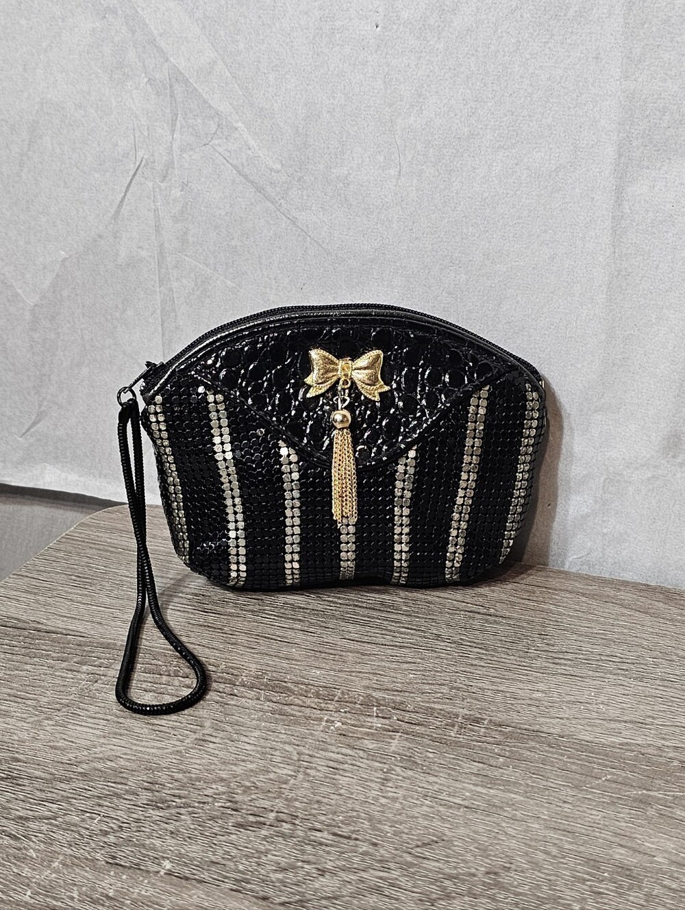 Rare Vintage Black & Gold Mesh Wristlet Clutch w/Gold Bow Accent
